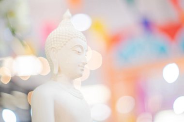Güzel arka plan üzerinde heykel beyaz Buddha