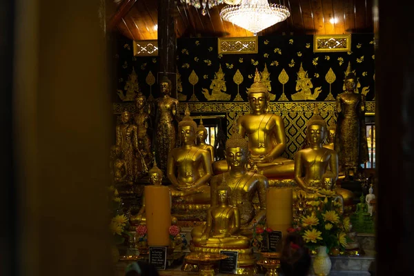 Dourado estado budista no estilo de arte em watbangpleeyainai templ — Fotografia de Stock