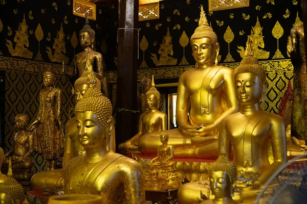 Goldener buddhistischer Staat im Kunststil im watbangpleeyainai Tempel — Stockfoto