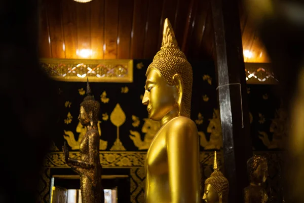 Goldener buddhistischer Staat im Kunststil im watbangpleeyainai Tempel — Stockfoto