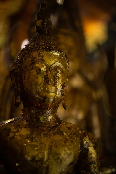 État bouddhiste doré dans le style de l'art à watbangpleeyainai templ — Photo