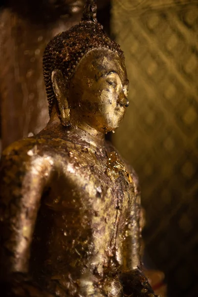 Estado budista de oro en el estilo de arte en watbangpleeyainai templ —  Fotos de Stock