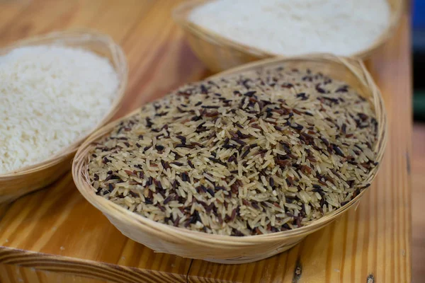 Riceberry é um arroz não branqueado de raça cruzada que possui violeta escura g — Fotografia de Stock