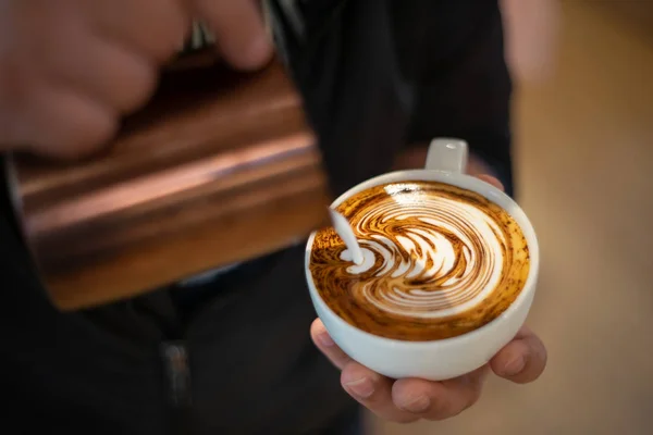 Mani barista, preparare il cappuccino corretto versando il latte in un g — Foto Stock