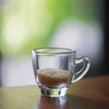 Yeşil arka plan ile masada cam şeker kamışı