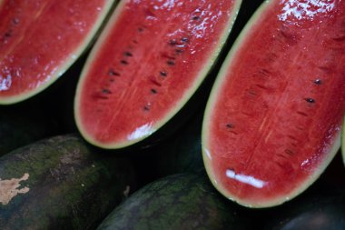 Satılık süpermarkette meyve rafında taze karpuz