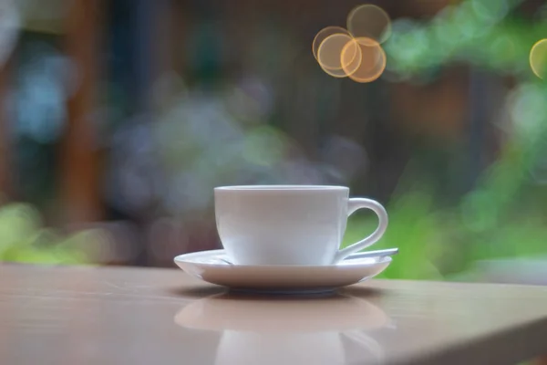 Hete koffie kopje op de houten tafel als drank achtergrond — Stockfoto