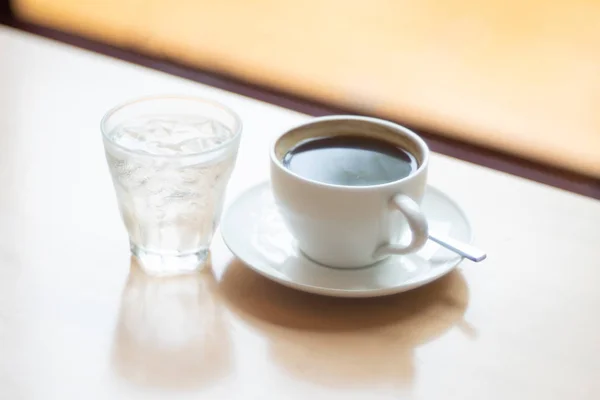 热咖啡杯和喝水在木桌上作为饮料b — 图库照片