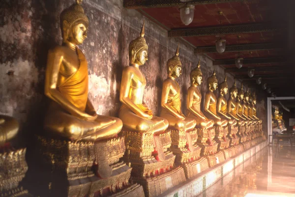 Alter goldener buddha staat at wat suthat, bangkok, thailand — Stockfoto