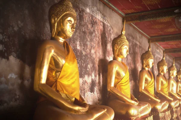 Alter goldener buddha staat at wat suthat, bangkok, thailand — Stockfoto