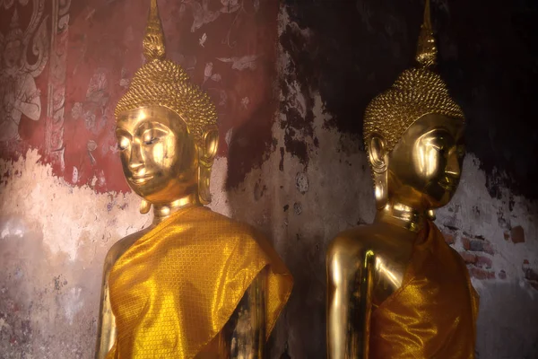 Ancien état de bouddha doré à Wat Suthat, Bangkok, Thaïlande — Photo