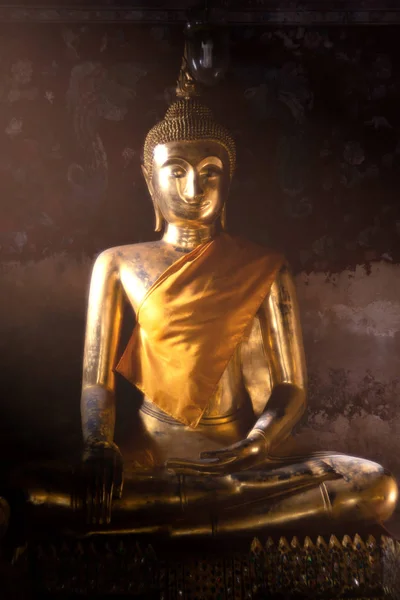 Ancient golden buddha state at Wat Suthat, Bangkok, Tailândia — Fotografia de Stock