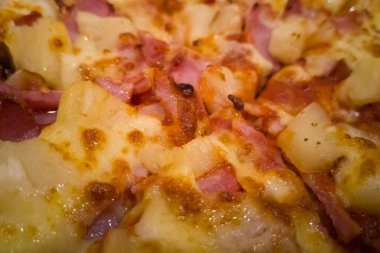 Peynirli, ananaslı ve tuzlu jambonlu yakın plan Hawaii pizzası.