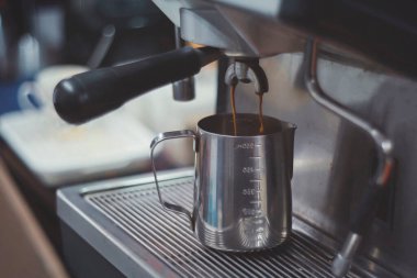 Taze kahve ve makineden espresso yapıyorum.