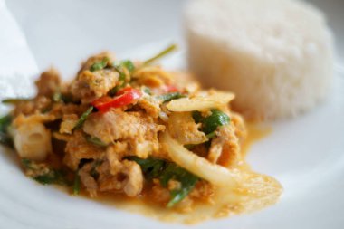 Kızarmış domuz pirinci ve körili kaffir limon yaprağı, üstünde panang körisi, Tayland yemeği.                               