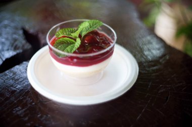 Ev yapımı taze puding, yoğurtlu çilekli kek.