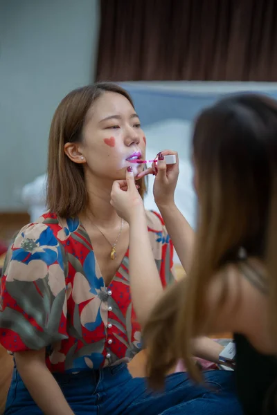 Makeup Artist Applying Lip Gloss Lips — Stock Photo, Image