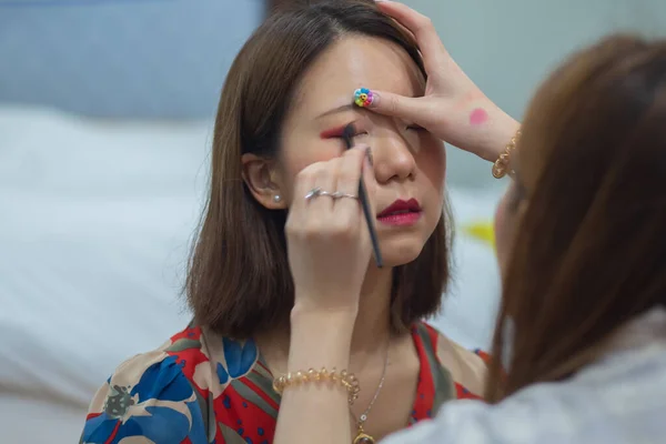 Makyaj Sanatçısı Makyaj Yapıyor Göz Makyajı Gölgesine — Stok fotoğraf