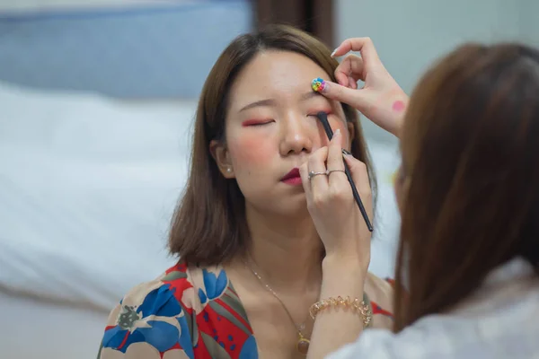 Makeup Artist Applies Makeup Making Eyes Shadows Make — Stock Photo, Image