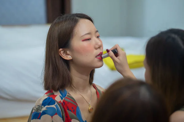 Makeup Artist Applying Lip Gloss Lips — Stock Photo, Image