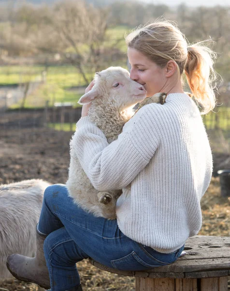 Bebek kuzu ile sarışın kız