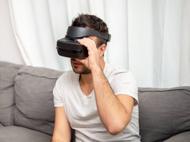 Genç adam evde VR oyun oynarken