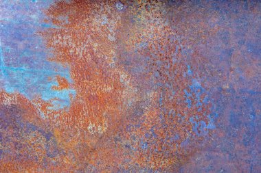 Paslı metal dokusunun arka planında aşınma izleri var..