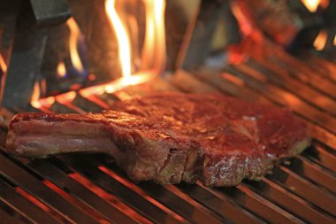 Cottura carne al fuoco