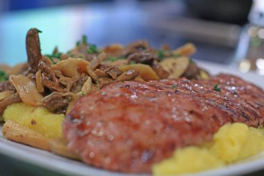 Polenta funghi e salsiccia