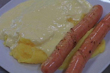 Polenta formaggio e wurstel