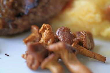 Dettaglia piatto con funghi