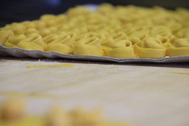 Preparazione cappelletti tipici romagnoli