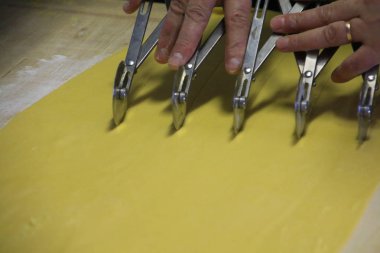 Preparazione cappelletti tipici romagnoli