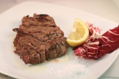 Piatto di carne cotto al grill