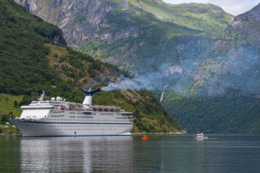 Norveç, Geiranger fiyordunda büyük beyaz bir yolcu gemisi. 