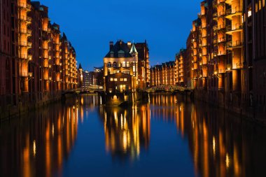 Speicherstadt 'ın anlamı depo bölgesi. Binaların kereste yığını, meşe kütükleri üzerine kurulduğu dünyanın en büyük depo bölgesi.