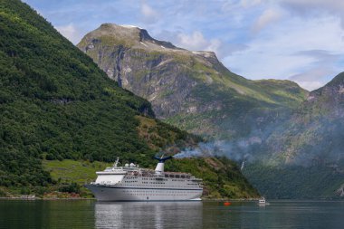 Norveç, Geiranger fiyordunda büyük beyaz bir yolcu gemisi. 