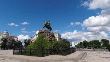 Ukrayna Kiev 'deki Bohdan Khmelnytsky Anıtı ve Sophia Meydanı. Zaman aşımı. Anıt 1888 'de inşa edildi. UHD video