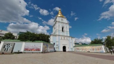 Ukrayna, Kiev 'de güneşli bir yaz gününde St. Michael Katedrali ve Manastırı. XII. Yüzyılda inşa edilmiş.. 