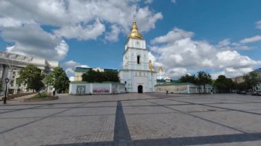Ukrayna, Kiev 'de güneşli bir yaz gününde St. Michael Katedrali ve Manastırı. XII. Yüzyılda inşa edilmiş.. 