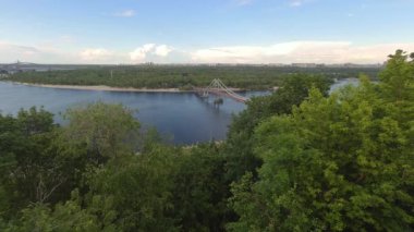 Ukrayna 'nın Kiev kentindeki Dinyeper Trukhanov adasına bakın. Dniepro Nehri, Avrupa 'nın en uzun nehirlerinden dördüncüsüdür ve Ukrayna' daki en uzun kanala sahiptir.. 