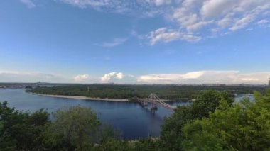 Ukrayna 'nın Kiev kentindeki Dinyeper Trukhanov adasına bakın. Dniepro Nehri, Avrupa 'nın en uzun nehirlerinden dördüncüsüdür ve Ukrayna' daki en uzun kanala sahiptir.. 