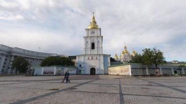 Ukrayna, Kiev 'de güneşli bir yaz gününde St. Michael Katedrali ve Manastırı. XII. Yüzyılda inşa edilmiş. Zaman aşımı