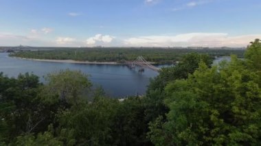 Ukrayna 'nın Kiev kentindeki Dinyeper Trukhanov adasına bakın. Dniepro Nehri, Avrupa 'nın en uzun nehirlerinden dördüncüsüdür ve Ukrayna' daki en uzun kanala sahiptir. Pan