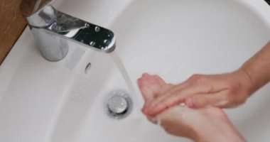 Adam 40 saniye ellerini yıkıyor. Coronavirus salgını önleme ellerinizi suyla sıcak sabunla yıkayın. Hijyen konsepti. H1N1 Coronavirus salgınının önlenmesi. Dış mikrofonlu kaliteli ses