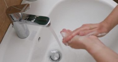 Adam 40 saniye boyunca ellerini sabun ve suyla yıkıyor. H1N1 Coronavirus salgınının önlenmesi. Hijyen konsepti. Dış mikrofonlu kaliteli ses