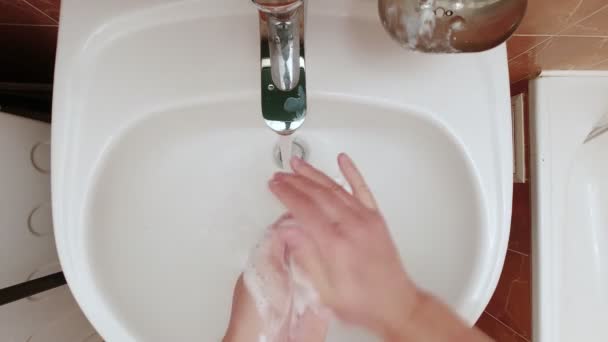 石鹸でシンクに手を洗うの時間経過 衛生概念 コロナウイルスの拡散を防ぐために 少なくとも20秒間手を洗うことをお勧めします — ストック動画