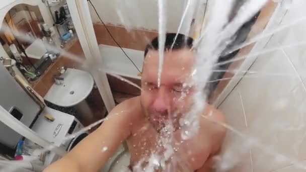 Cámara Lenta Hombre Tomando Una Ducha Baño Vista Desde Una — Vídeo de stock