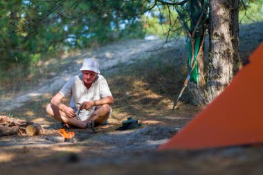 Adam ateşe bakıyor..