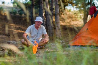 Adam ateşe bakıyor..